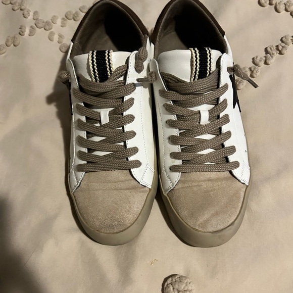 Shushing - Picture 3 of 5